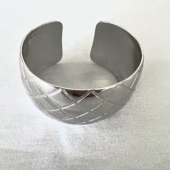 Silver Tone Etched Diamond Pattern Cuff Bracelet Size Medium - Picture 2 of 5